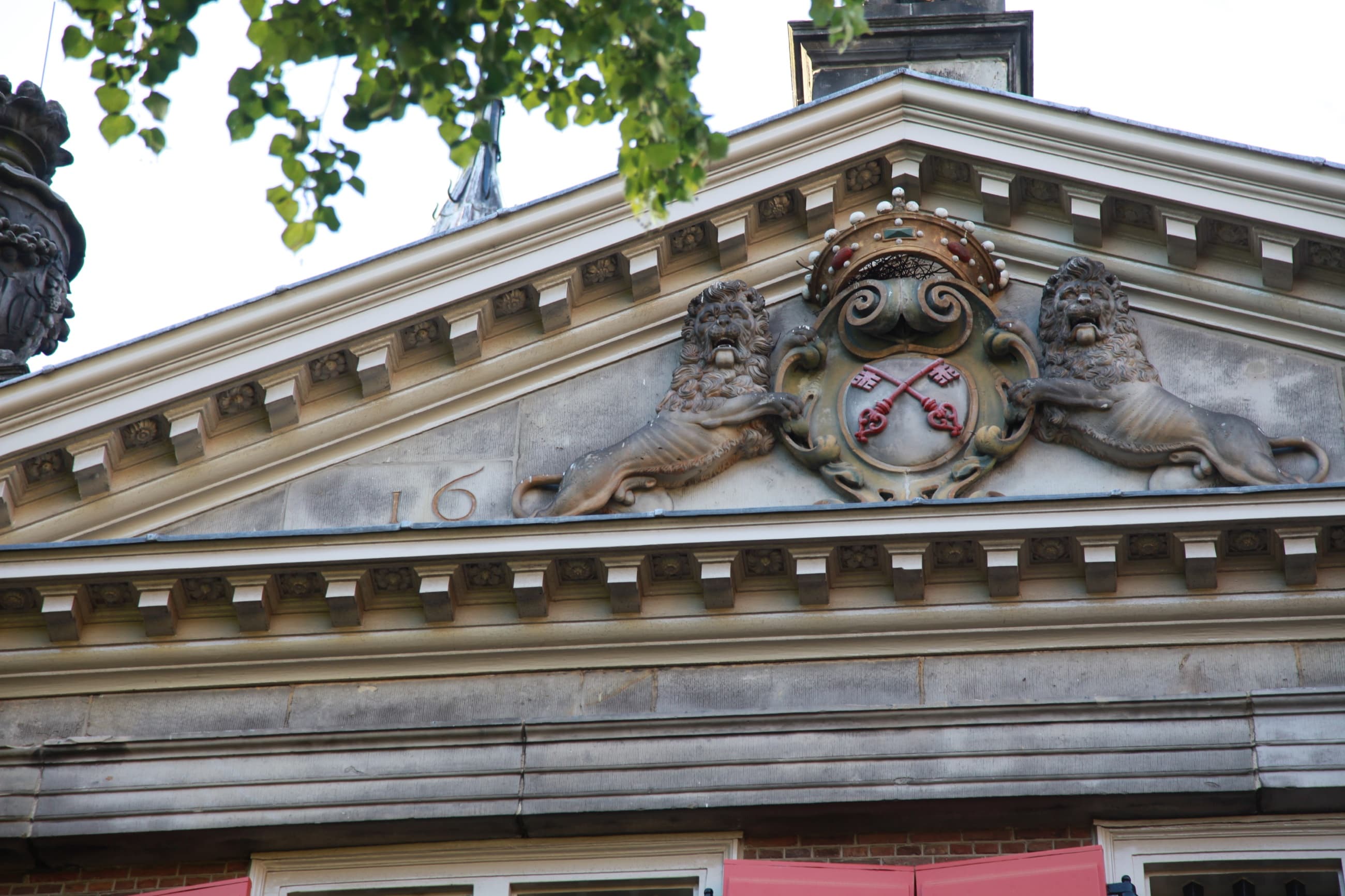 Leiden crossed-keys crest in Leiden