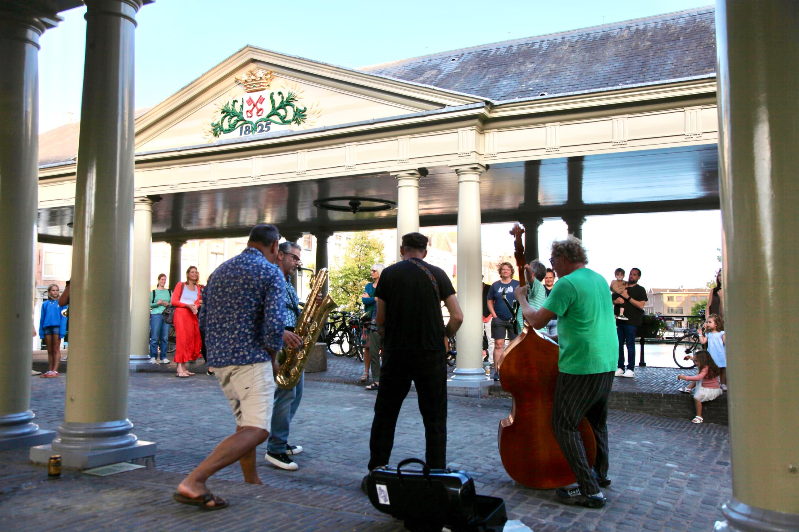 Street musicians beneath Koornbrug in Leiden