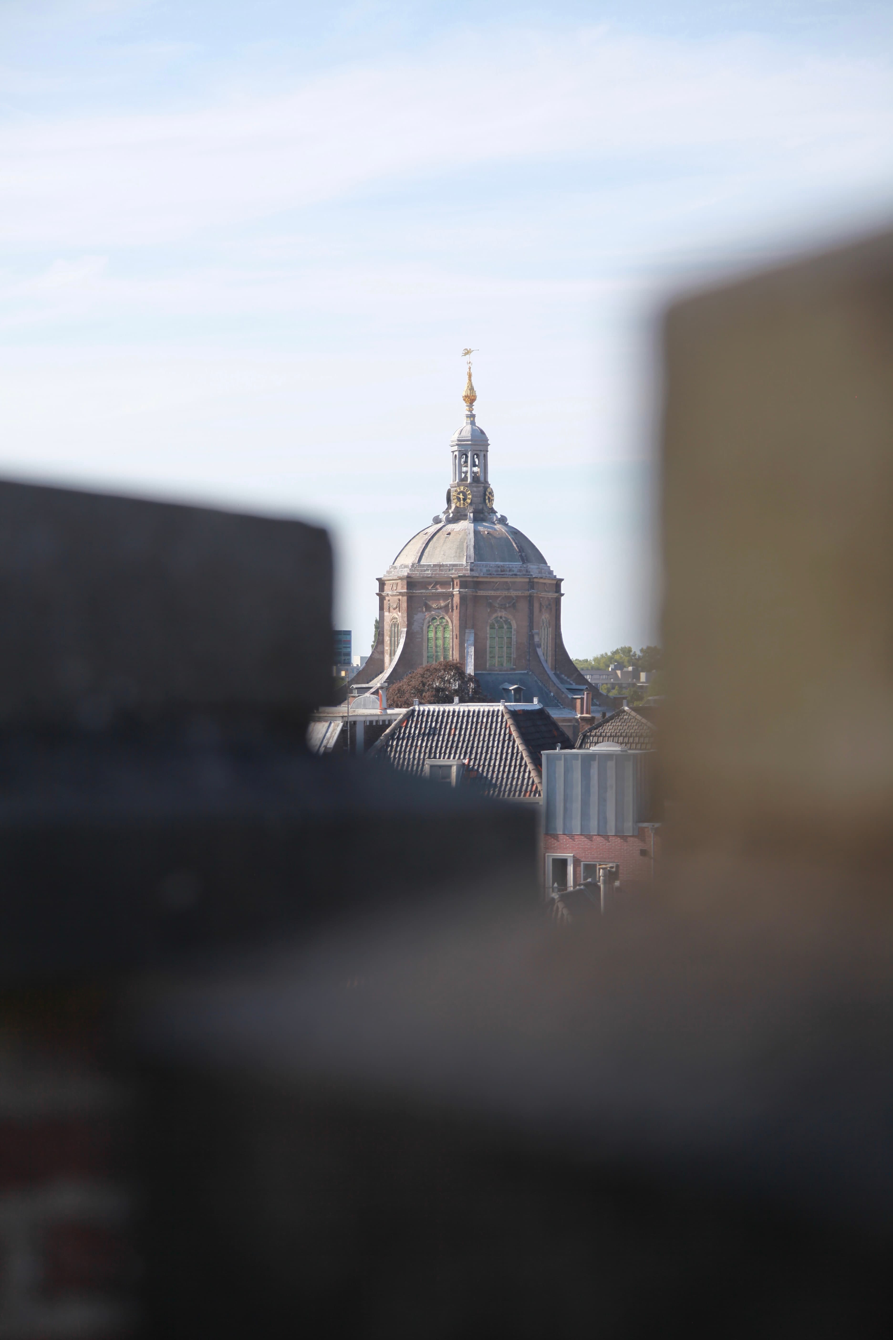 Leiden dome isolated through a narrow rooftop opening