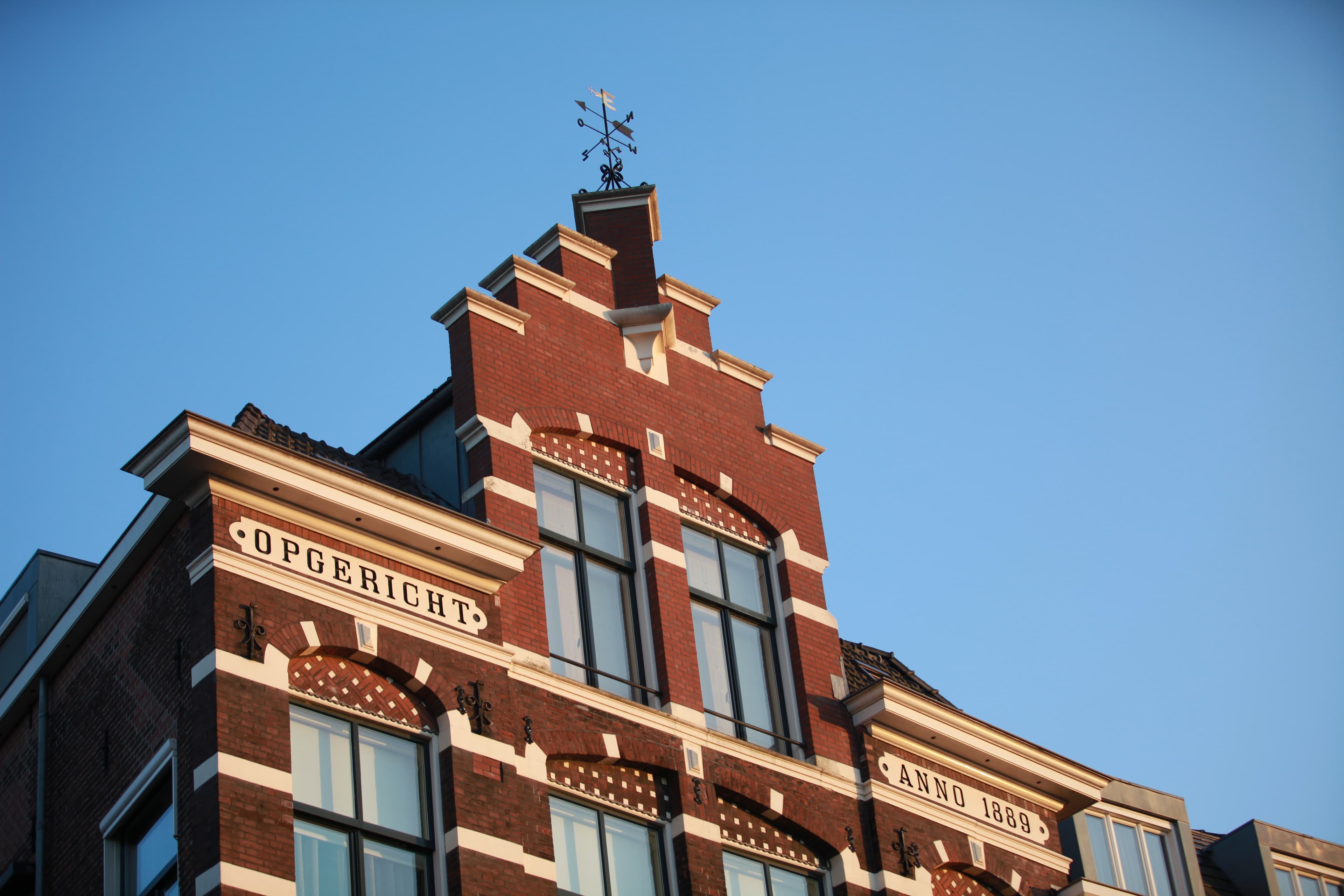 A historic Leiden gable against a clear blue sky