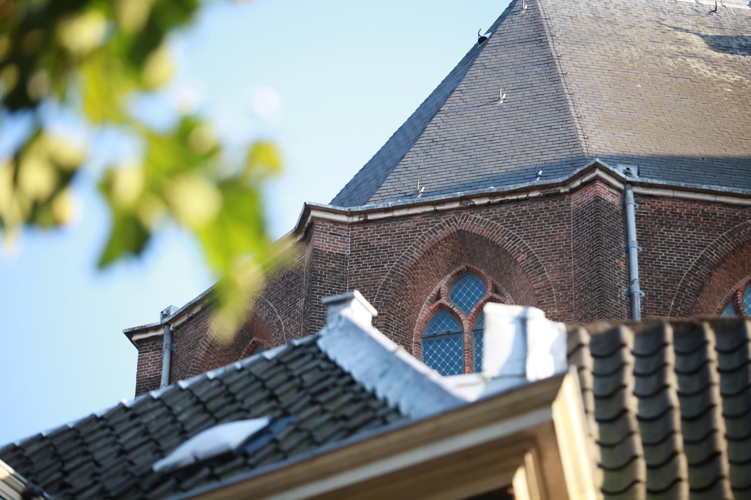 Church roof behind Leiden houses in Leiden