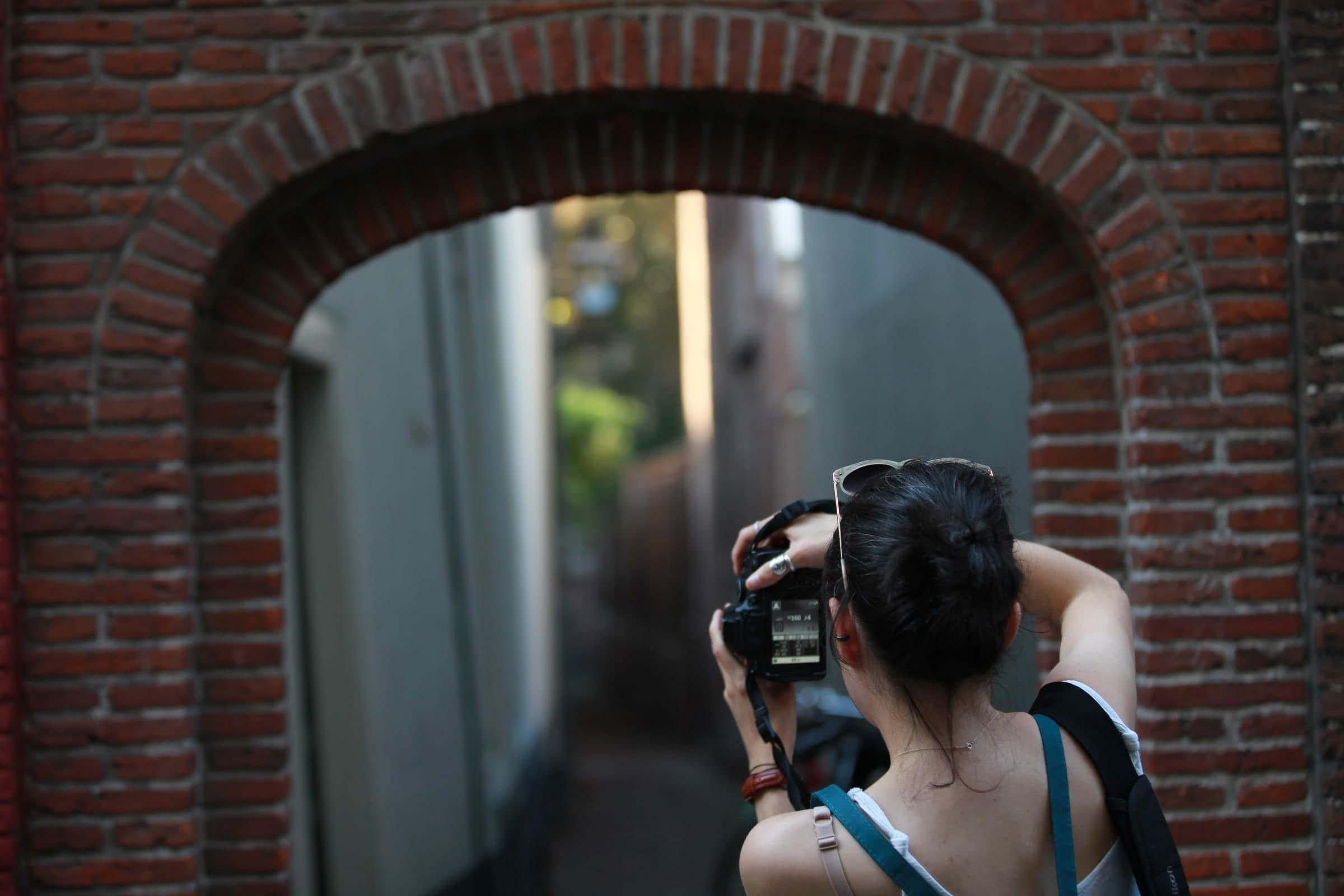 Photographer shooting through an arch in Leiden