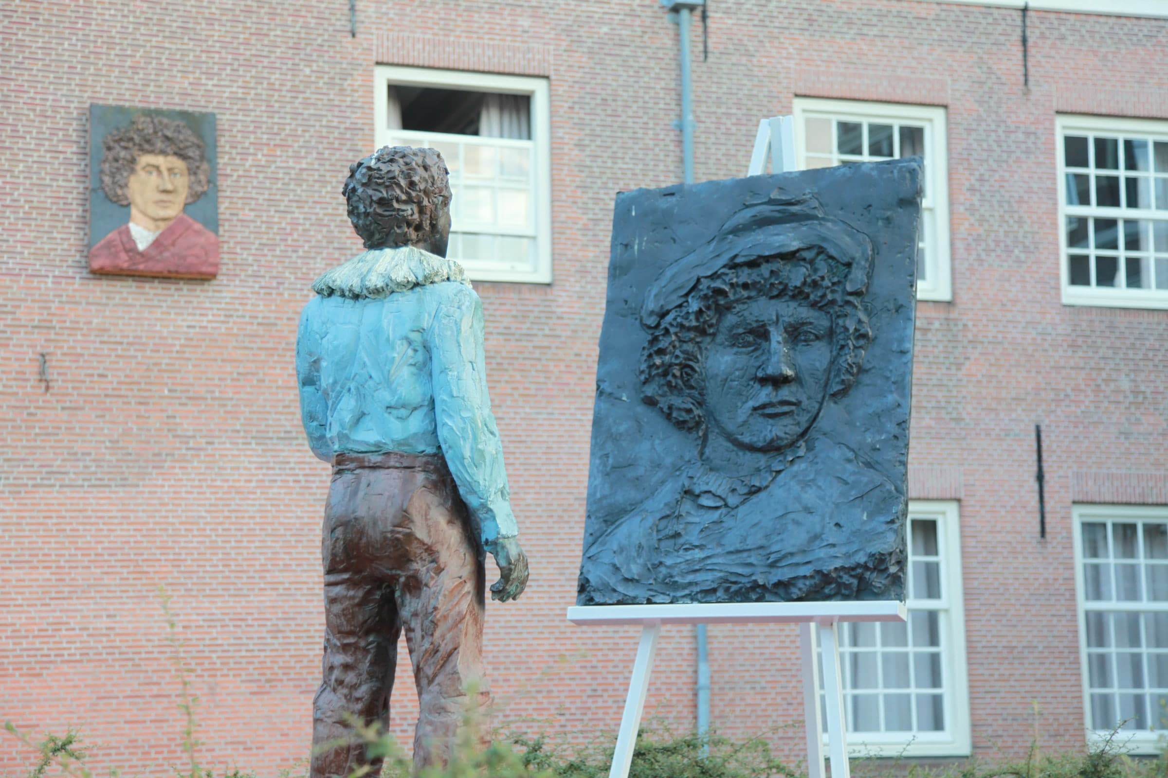 Bronze artist carrying a portrait in Leiden